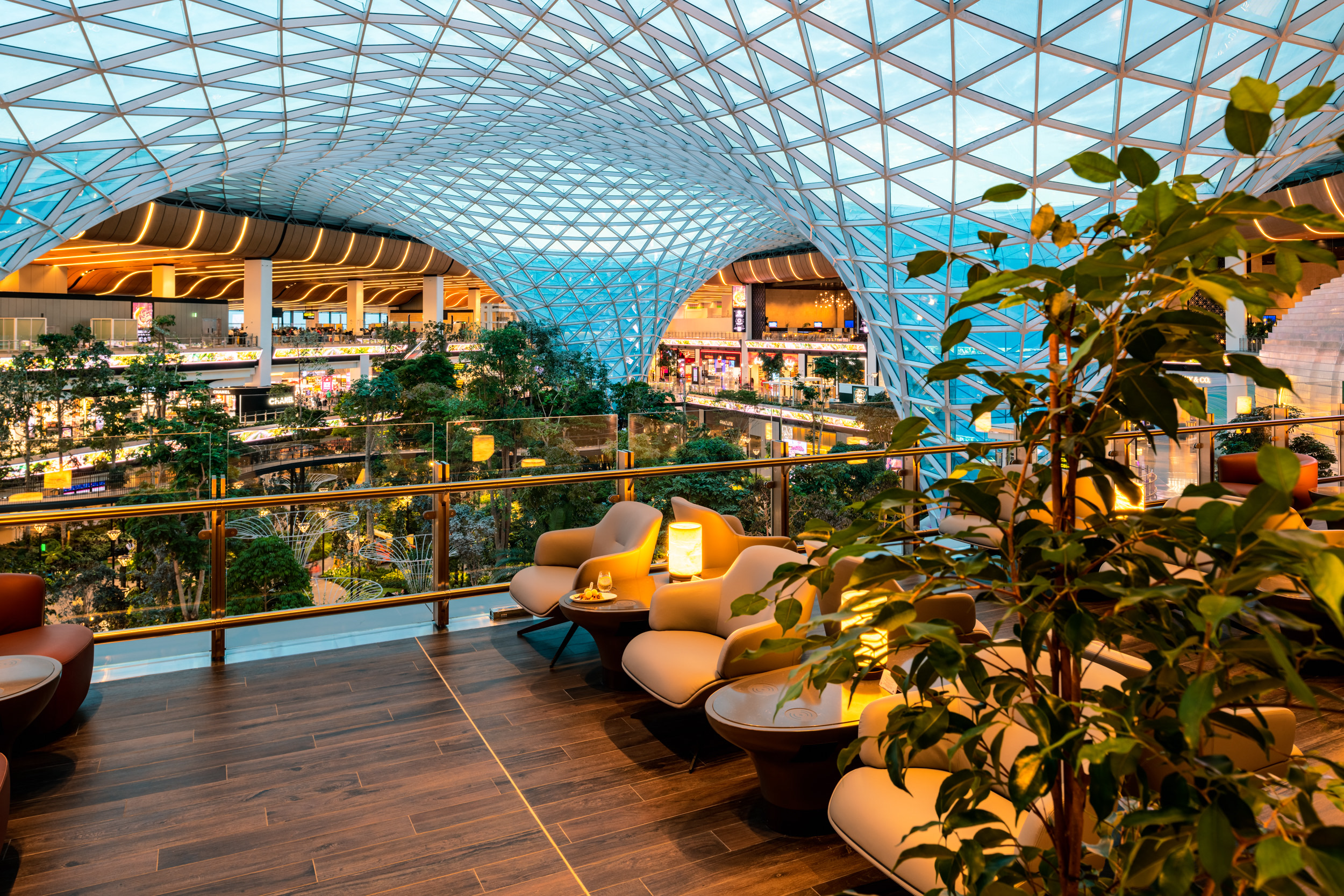 Photos: Qatar Airways Opens New Al Mourjan Business Class Lounge in Doha